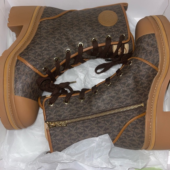 Michael Kors Size 9 women’s Corey Logo Combat Boot. Practically New! See photos. - Picture 4 of 7